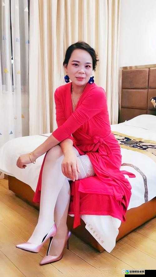 美艳yin荡白丝教师妈妈化身教书育人榜样，她的优雅与坚韧如何打动千万家长？